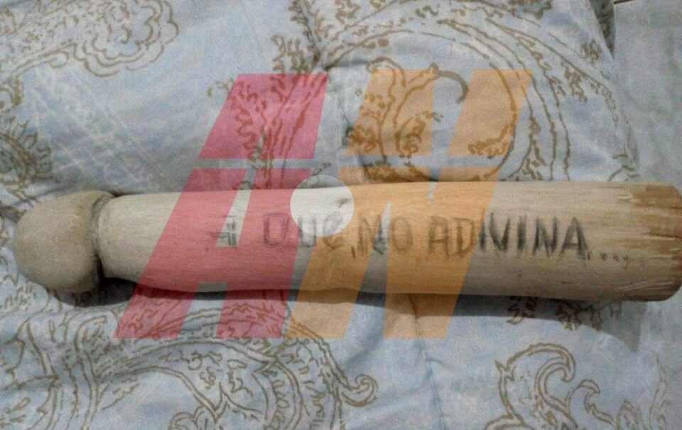 Asegura que un vecino satánico la acosa y tira “penes de madera” para amenazarla